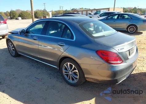 2017 Mercedes-Benz C 300 4Matic z USA, uszkodzony, nr VIN 55SWF4KBXHU195986